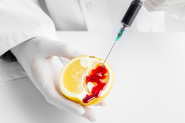 注射器で柑橘類に化学物質を注入する