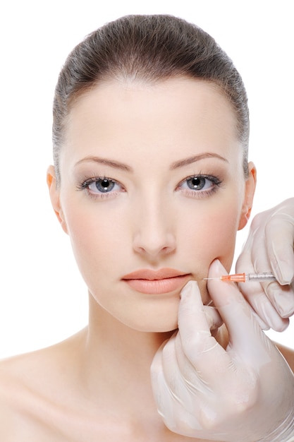 Iniezione di botox sulle labbra femminili