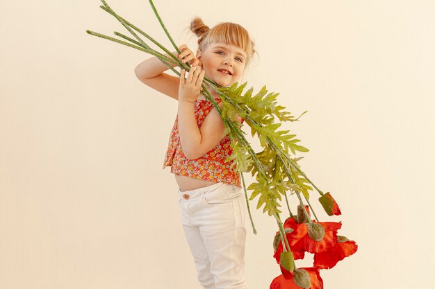 Невинный малыш с цветами в руках