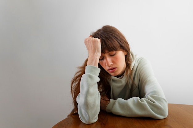 Foto gratuita colpo medio della donna insicura all'interno