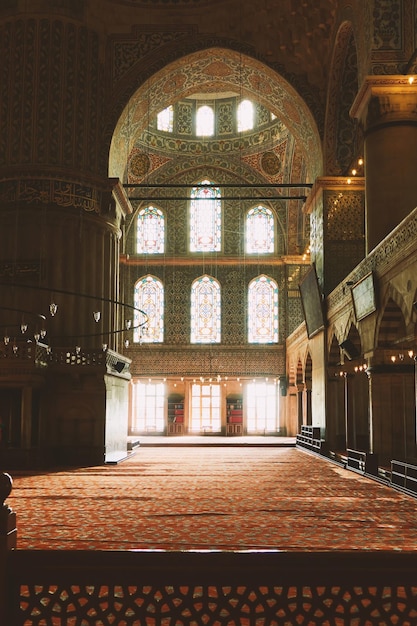 Внутри Голубой мечети в Стамбуле красивый исторический интерьер