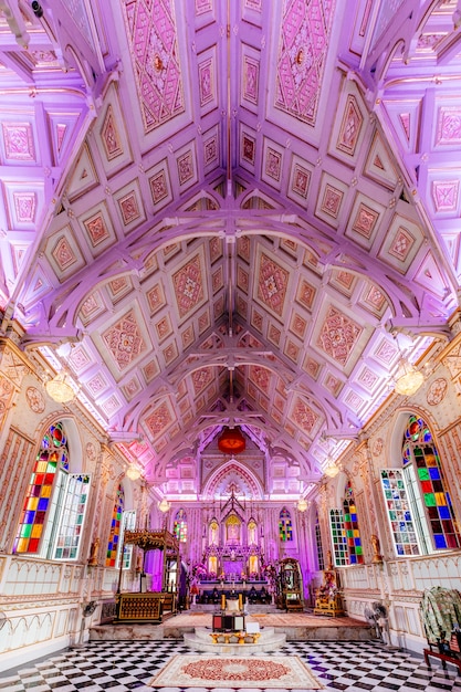 Бесплатное фото Внутри церкви с красивым потолком в таиланде