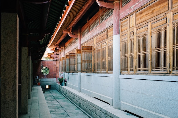 Free photo inside shot of a train station during daytime