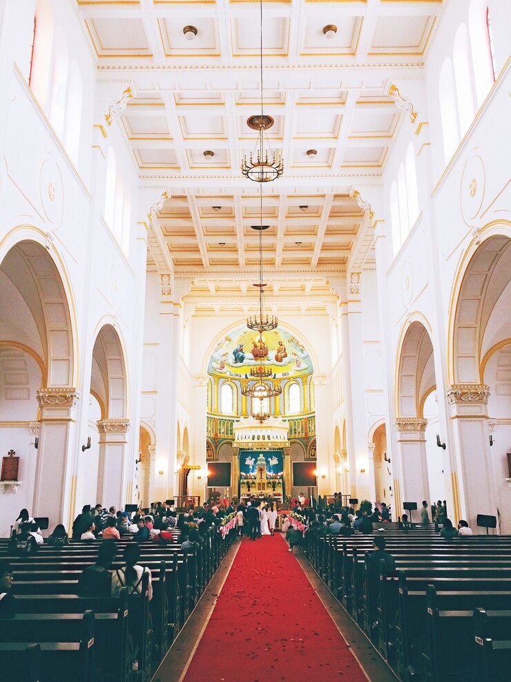 Free Photo inside view of a church during a wedding ceremony