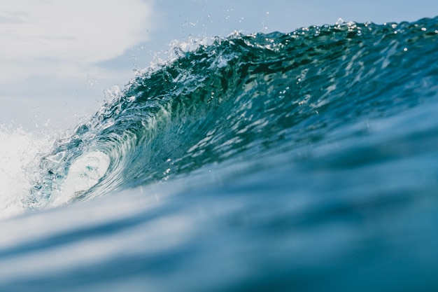 Foto gratuita vista interna dell'enorme onda che si infrange sul mare nelle isole mentawai, indonesia