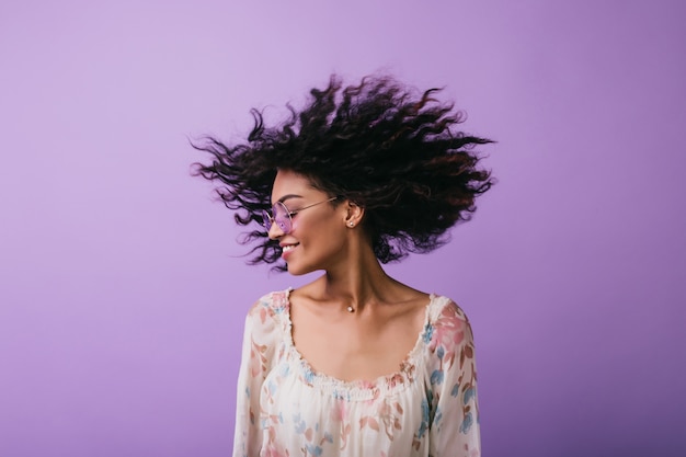 Foto gratuita ispirata signora africana che balla con gli occhi chiusi. ritratto dell'interno della ragazza nera rilassata isolata.