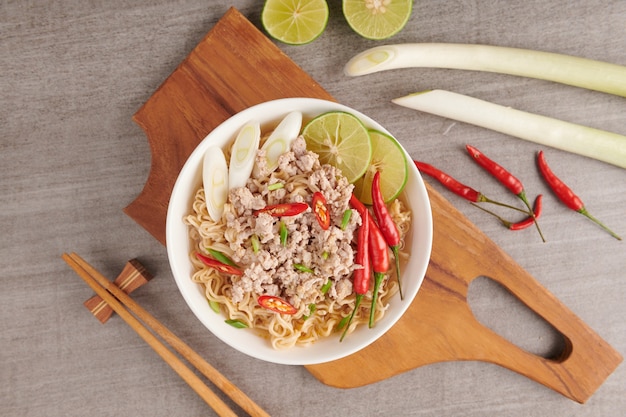 Free photo instant noodles and soup to eat sliced onions and peppers and put the pork into. top view