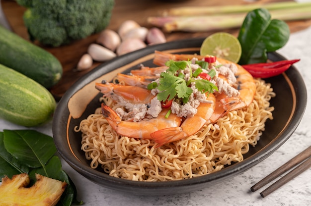 Instant noodles stir-fried with shrimp and pork.