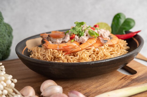 Instant noodles stir-fried with shrimp and pork.