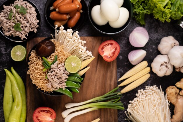 Instant noodles with minced pork, lime, onion, green peas, golden needle mushroom, and baby corn