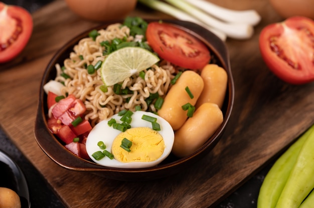 Instant noodles with minced pork, lime, onion, green peas, golden needle mushroom, and baby corn