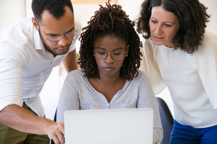 Free Photo instructors explaining corporate software specifics