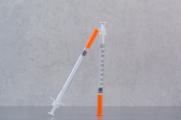 Бесплатное фото Инсулиновые шприцы для диабета на мраморном столе.