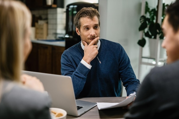 Free photo insurance agent having consultations with a couple while visiting them at their home