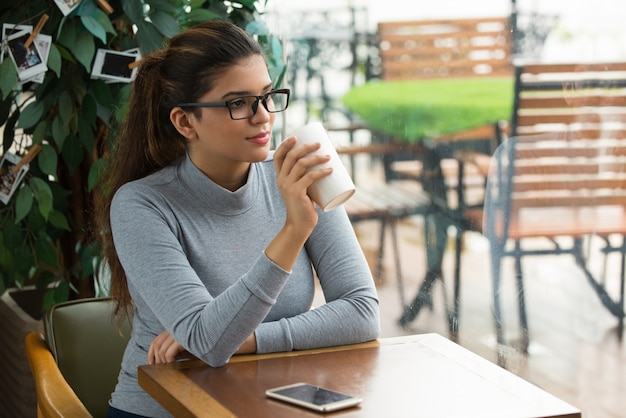 コーヒー休憩しているインテリジェントなビジネスマン