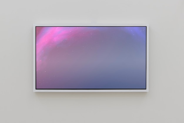 Бесплатное фото Интерактивный розовый экран на стене в галерее