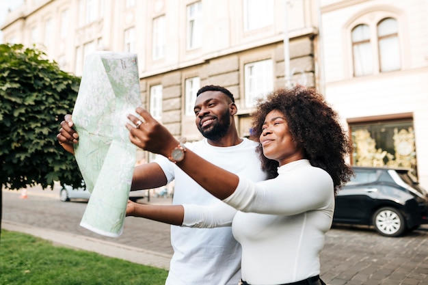 Foto gratuita amici interculturali che consultano la mappa insieme