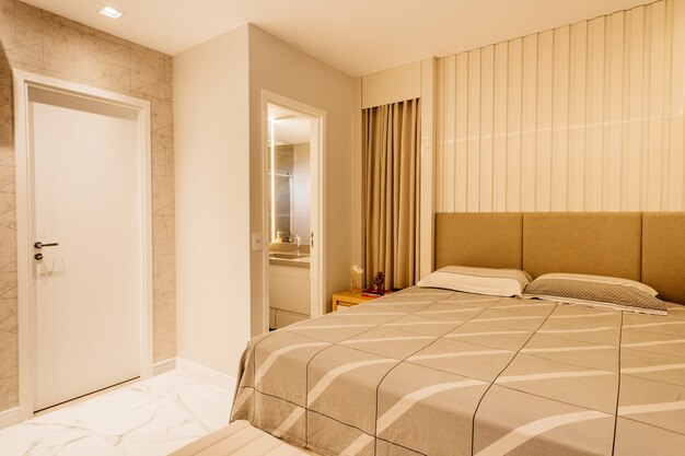 Дизайн интерьера спальни с современной отделкой