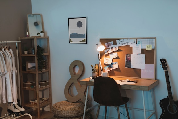Дизайн интерьера с фоторамкой и письменным столом