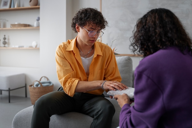 Foto gratuita interior designer durante una consultazione con il cliente