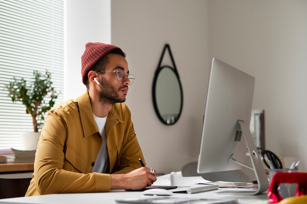 Foto gratuita interior designer che lavora fuori dall'ufficio