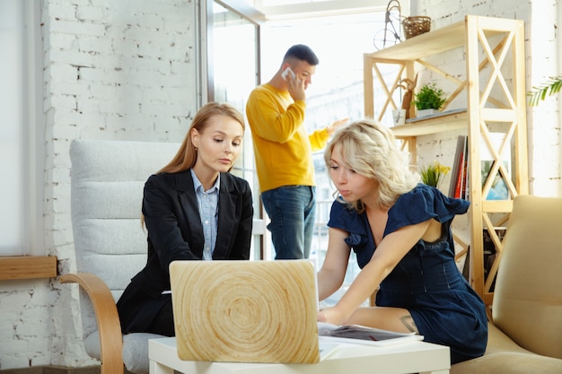 Foto gratuita interior designer che lavora con una giovane coppia