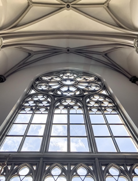 Foto gratuita dettagli interni all'interno delle lampade della chiesa e delle vetrate