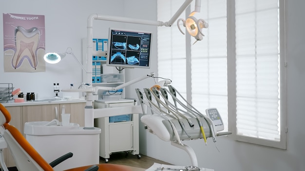 空の現代口腔病学歯科矯正病院の明るいオフィスのインテリア