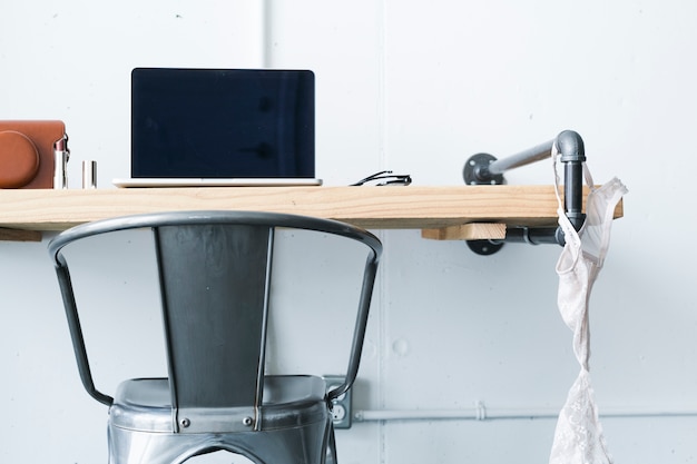 Foto gratuita interno dell'area di lavoro femminile a casa