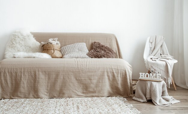 The interior of the living room with a sofa and decorative items.