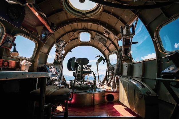 無料写真 空軍基地での第二次世界大戦のb-17爆撃機の内部
