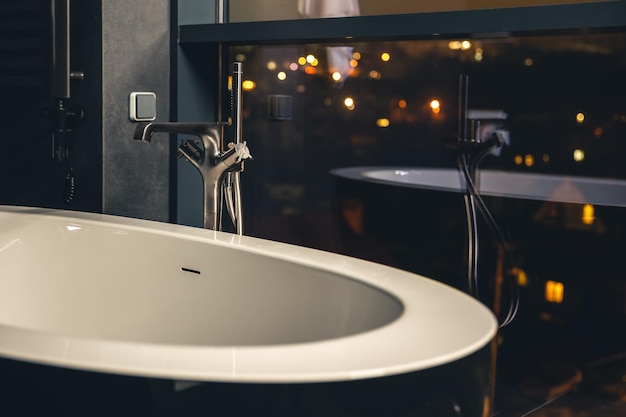 Бесплатное фото Интерьер современной ванной комнаты с окном с видом на город