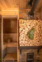 Бесплатное фото Интерьер деревянной русской бани с традиционными предметами обихода.