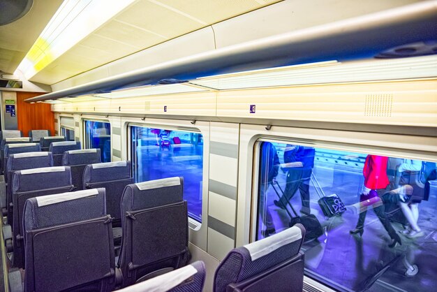 Интерьер современного высокоскоростного пассажирского поезда испанской железнодорожной компании renfe.