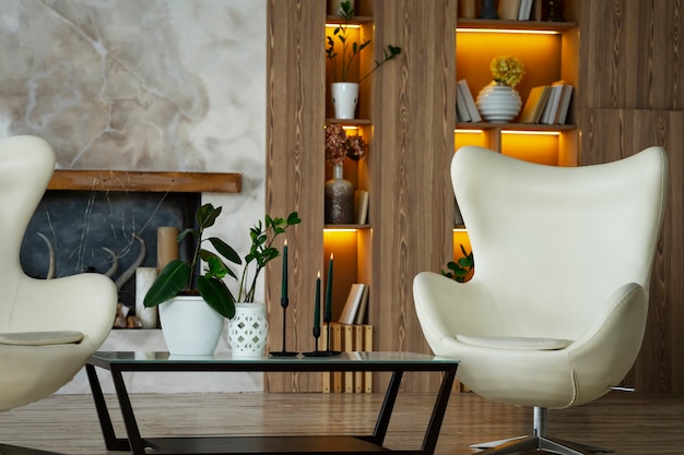 Дизайн интерьера комнаты с креслом и растениями в горшках