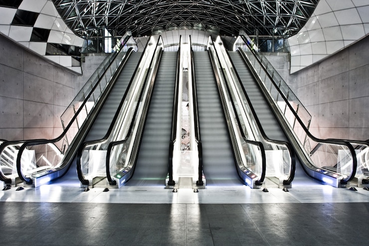 Free Photo interior shot of a building with escalators