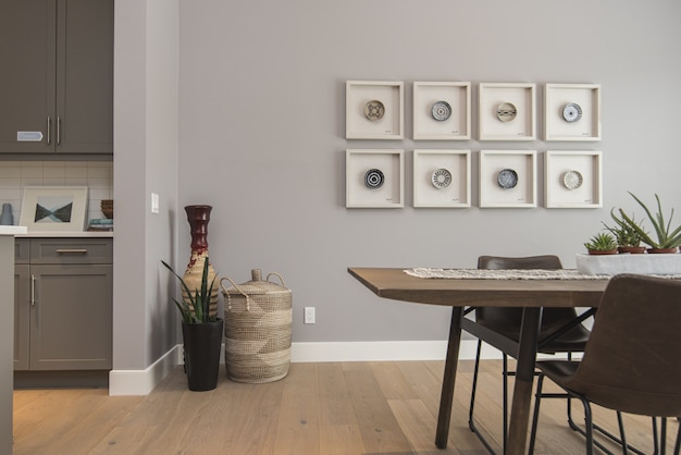 Интерьерная съемка современного дома столовой с искусством на стене