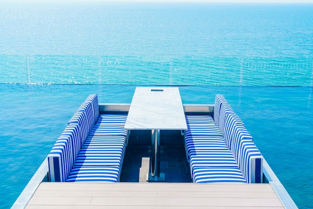 Foto gratuita estate interni tavolo spiaggia in legno