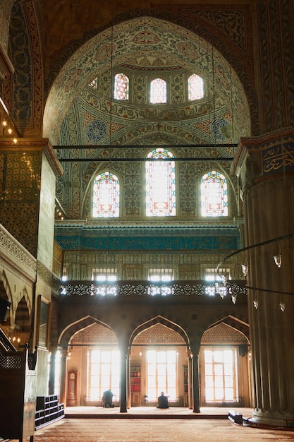 블루 모스크의 대형 기둥 아치와 장식이 있는 벽의 내부 전망