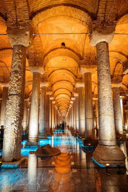 Бесплатное фото Внутренний вид цистерны базилики в стамбуле, турция