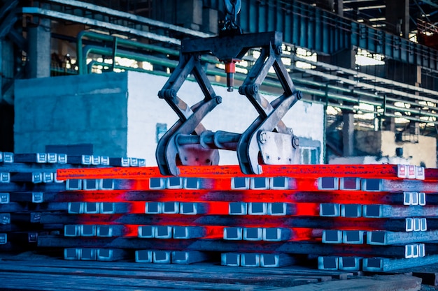 Foto gratuita vista interna di una fabbrica di acciaio