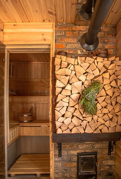 Интерьер деревянной русской бани с традиционными предметами обихода.