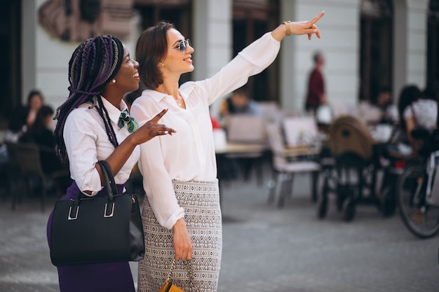 Amici di ragazze internazionali per la strada