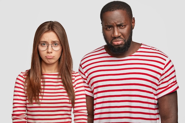 Free photo interracial relationship concept. displeased dark skinned guy and his girlfriend being discontent