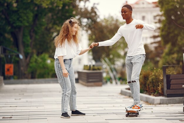 Interracial 학생들은 재미 있고 공원에서 유쾌하게 웃는다