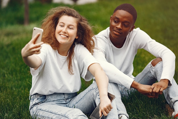 Foto gratuita gli studenti interrazziali si divertono e ridono allegramente nel parco