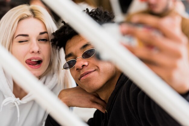 스마트 폰에 interracial 젊은 부부 복용 selfie