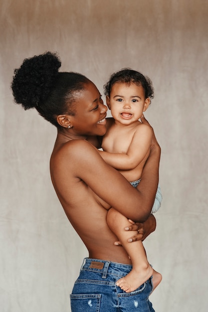 아기를 안고 있는 아름다운 어머니의 친밀한 초상화
