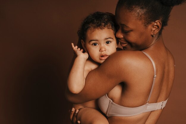 아기를 안고 있는 아름다운 어머니의 친밀한 초상화