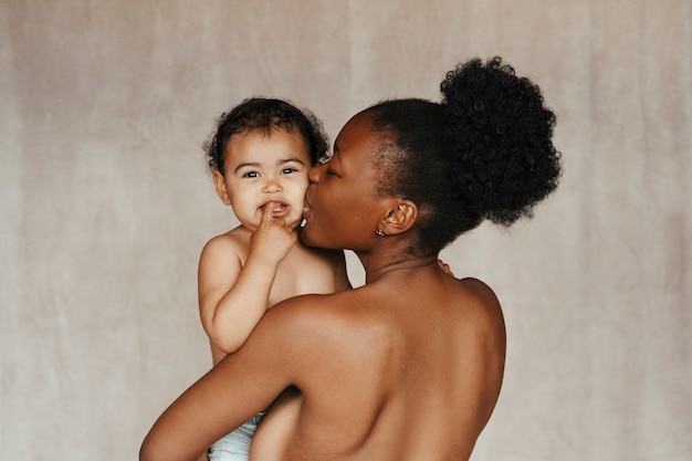 無料写真 赤ん坊を抱いた美しい母親の親密なポートレート